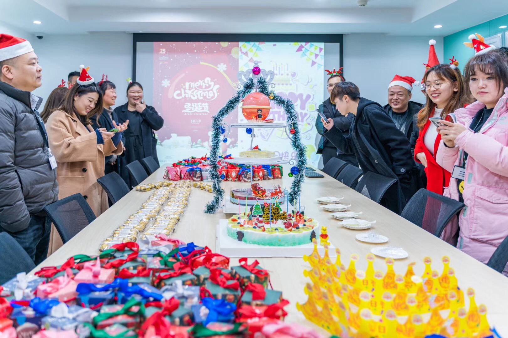 朝天門火鍋?zhàn)４蠹沂フQ節(jié)快樂(lè)！