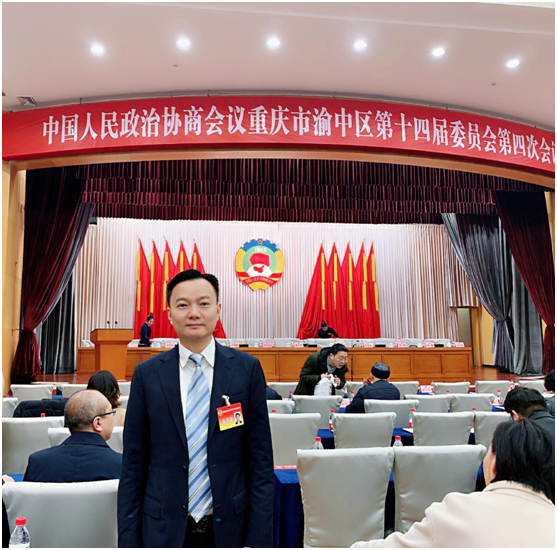 王普:重慶渝中區(qū)政協(xié)常委、民建重慶市委企專委委員、重慶人文科技學(xué)院客座教授、重慶朝天門餐飲控股集團(tuán)董事長、重慶博茂餐飲集團(tuán)董事長