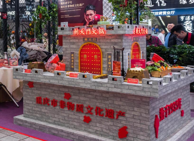 內(nèi)江開火鍋加盟店合適嗎？當?shù)厥袌鋈绾危? /> 
</p>
<p>
	1.火鍋店眾多，可行性較高
</p>
<p>
	內(nèi)江雖然有“甜城”之稱，但是當?shù)厝巳匀浑x不了麻辣的魂，對火鍋的喜愛是溢于言表的。我們可以看到內(nèi)江的火鍋店數(shù)量并不少，這就說明一個問題，在內(nèi)江開火鍋店的可行性是非常高的。我們可以對比各個火鍋店的品牌特色，通過優(yōu)劣分析，找到更加適合市場的發(fā)展道路。
</p>
<p>
	2.人文景觀多，消費需求旺
</p>
<p>
	我們都知道，內(nèi)江是一座文化古城，培育了多位杰出的歷史名人，孔子之師萇弘和國畫大師張大千都是其中之一。當?shù)氐娜宋?、自然景觀非常多，深厚的文化氛圍吸引了眾多的旅客，由此，助長了當?shù)氐南M需求，不管什么地方來的游客，只要到了內(nèi)江，肯定都是要吃一吃火鍋的。外來消費需求不斷上漲，再加上內(nèi)部本地人對美食的不盡喜愛和執(zhí)著追求，都為在內(nèi)江開火鍋加盟店提供了良好的發(fā)展契機。
</p>
<p>
	3.品牌雜亂，選擇需謹慎
</p>
<p>
	雖然從以上兩點我們都可以看出，內(nèi)江的火鍋加盟市場非常旺盛，但是并非所有人都能一舉成功，目前的火鍋行業(yè)是火爆與危機并存的，發(fā)展形勢好，但也面臨著市場混亂，品牌多而雜，市場約束不足等問題，因而，作為投資人我們就得保持應有的理性和判斷力，選擇品牌時要盡可能地選擇那些有一定市場知名度和威望的火鍋品牌。
</p>
<p>
	綜上所述，內(nèi)江是一個吃火鍋氛圍濃烈的城市，當?shù)夭粌H市場好，需求也旺，但是你也應該明了的一點是，有開店想法的并不止你一人，大家都在爭分奪秒地搶奪資源，因此，為了避免好品牌、好門面被他人搶占，建議盡早行動。以上就是我們的相關回答了，如有其它疑問，可給我們留言。
</p>                        </div>
                    </div>
                </div>
                <div   id=