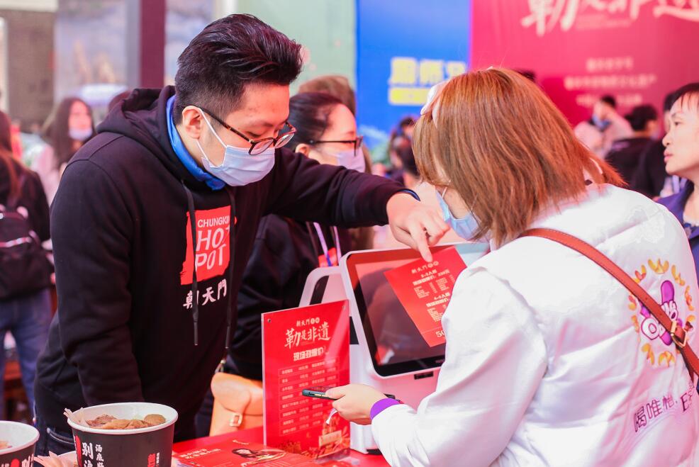 特色火鍋店如何用創(chuàng)意菜品吸引顧客？