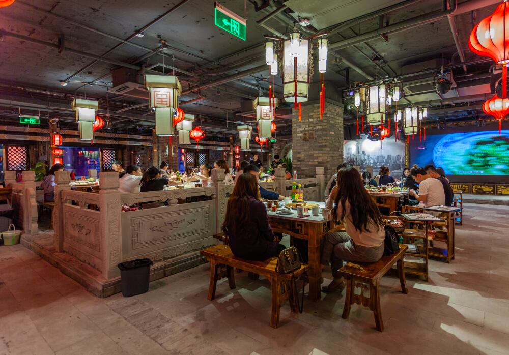 打卡網(wǎng)紅城市重慶，少不了吃一頓朝天門火鍋！