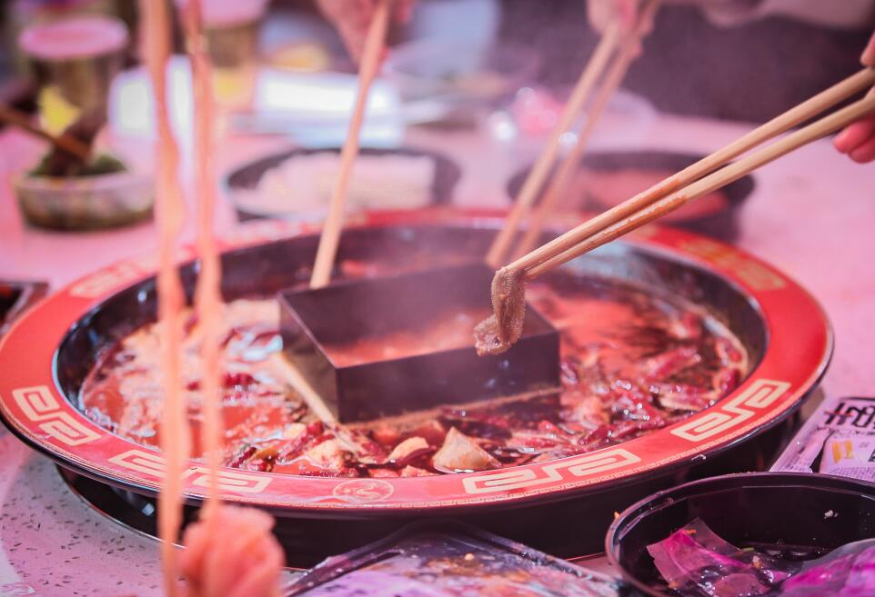 號(hào)稱來重慶必吃的地標(biāo)火鍋，朝天門讓你不留遺憾！