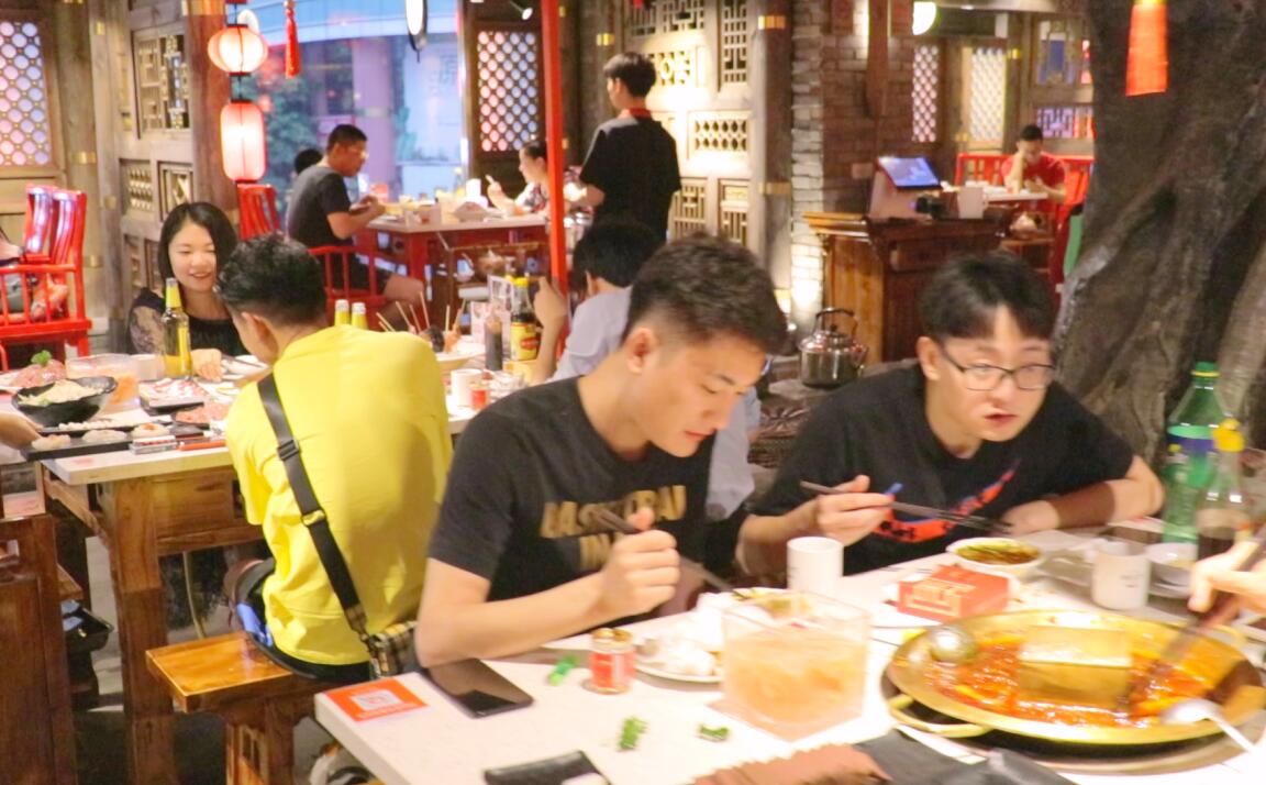 火鍋店桌椅，這么選！居然還提高了營業(yè)額？