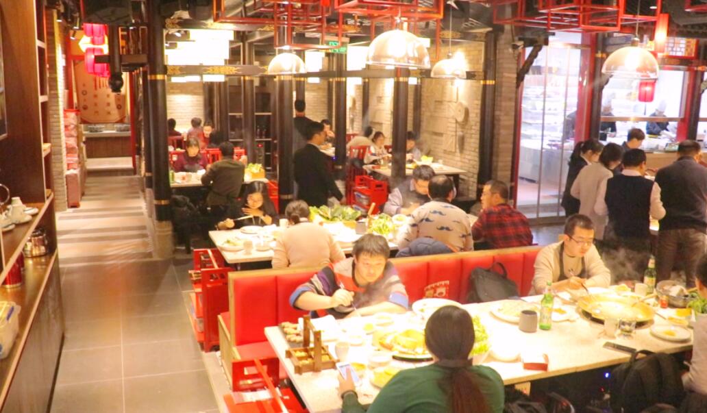 招5個服務(wù)員，可以開一家重慶火鍋店？