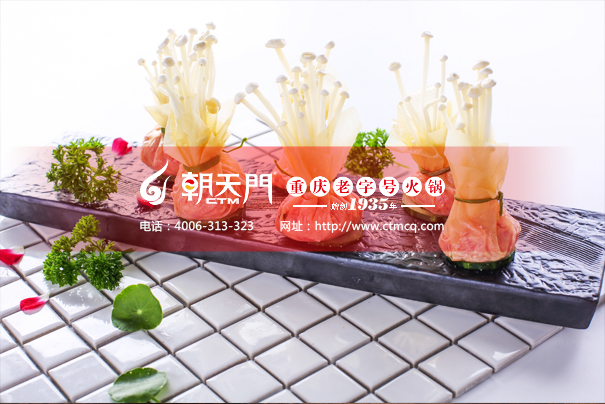 一盤擺盤精美的重慶火鍋加盟店精品金針菇